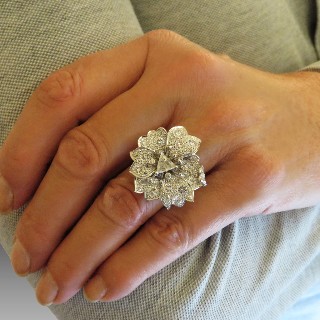 Bague "Fleur" en or gris 18k avec Diamants .Taille 54