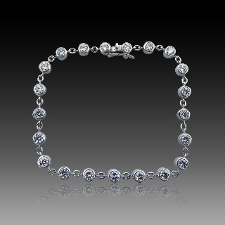 Bracelet ligne en or gris 18 Cts avec 21 diamants G/VS Total : 2.8 Cts Bracelet ligne en or gris 18 Cts avec 21 diamants G/VS Total : 2.8 Cts