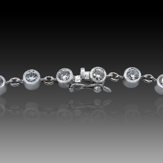Bracelet ligne en or gris 18 Cts avec 21 diamants G/VS  Total : 2.8 Cts