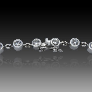 Bracelet ligne en or gris 18 Cts avec 21 diamants G/VS Total : 2.8 Cts Bracelet ligne en or gris 18 Cts avec 21 diamants G/VS Total : 2.8 Cts