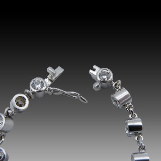 Bracelet ligne en or gris 18 Cts avec 21 diamants G/VS Total : 2.8 Cts Bracelet ligne en or gris 18 Cts avec 21 diamants G/VS Total : 2.8 Cts