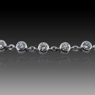 Bracelet ligne en or gris 18 Cts avec 21 diamants G/VS  Total : 2.8 Cts