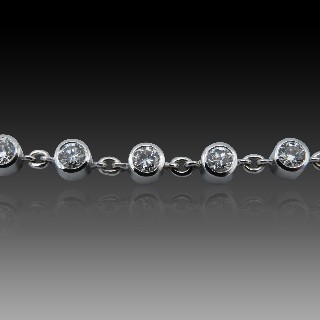 Bracelet ligne en or gris 18 Cts avec 21 diamants G/VS Total : 2.8 Cts Bracelet ligne en or gris 18 Cts avec 21 diamants G/VS Total : 2.8 Cts