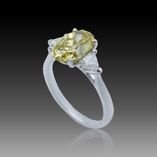 Solitaire en or gris 18k avec un Diamant Ovale Fancy de 2.29 Cts 