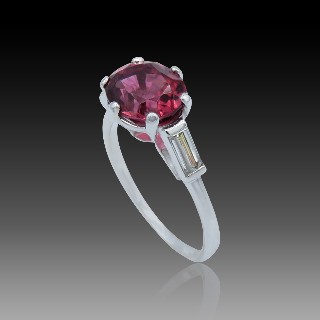 Bague en or gris 18k et platine  avec une Rubelite et diamants 