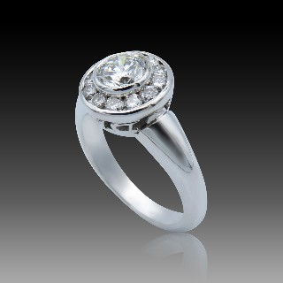 Bague entourageen or gris 18k avec 1,20 Cts Ct de Diamants. Taille 51