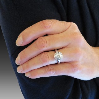 Bague entourageen or gris 18k avec 1,20 Cts Ct de Diamants. Taille 51