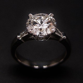 Solitaire en platine avec Diamant brillant 2.26 Cts H-VS2 + 0.25 Cts.