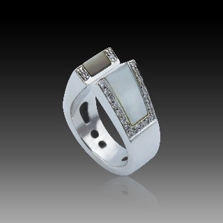 Bague en Or gris 18k  avec nacre et diamants . Taille 51.