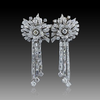 Boucles d'oreilles Or 18k et Platine vers 1960 avec 10.0 Carats de Diamants. Boucles d'oreilles Or 18k et Platine vers 1960 avec 10.0 Carats de Diamants.