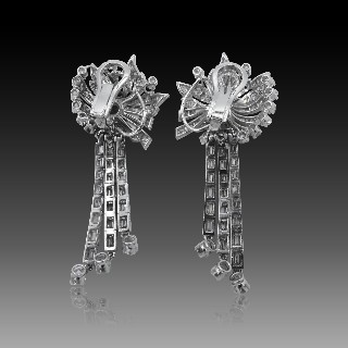 Boucles d'oreilles Or 18k et Platine vers 1960 avec 10.0 Carats de Diamants. Boucles d'oreilles Or 18k et Platine vers 1960 avec 10.0 Carats de Diamants.