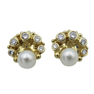 Boucles d'oreilles en or 18k massif avec Diamants brillants. Boucles d'oreilles en or 18k massif avec Diamants brillants.