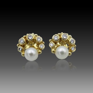 Boucles d'oreilles en or 18k massif avec Diamants brillants. Boucles d'oreilles en or 18k massif avec Diamants brillants.