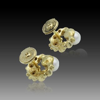 Boucles d'oreilles en or 18k massif avec Diamants brillants. Boucles d'oreilles en or 18k massif avec Diamants brillants.