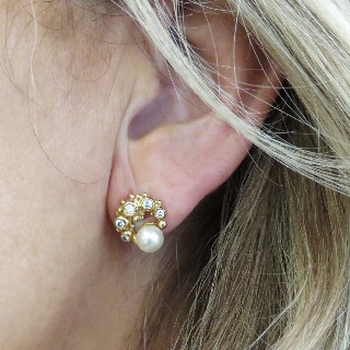 Boucles d'oreilles en or 18k massif avec Diamants brillants. Boucles d'oreilles en or 18k massif avec Diamants brillants.