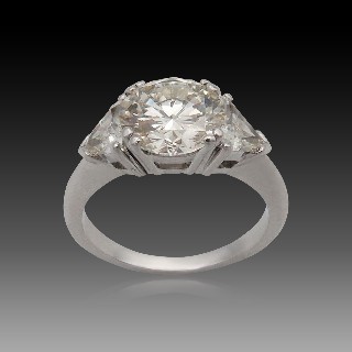 Solitaire en Or gris 18K avec Diamant Brillant de 2.05 Cts  K-VVS1 (HRD) + 2 troidias.