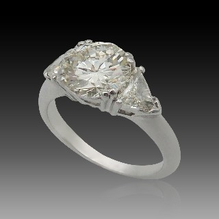 Solitaire en Or gris 18K avec Diamant Brillant de 2.05 Cts  K-VVS1 (HRD) + 2 troidias.