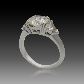 Solitaire en Or gris 18K avec Diamant Brillant de 2.05 Cts  K-VVS1 (HRD) + 2 troidias.