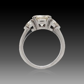 Solitaire en Or gris 18K avec Diamant Brillant de 2.05 Cts  K-VVS1 (HRD) + 2 troidias.