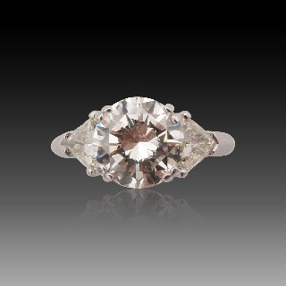 Solitaire en Or gris 18K avec Diamant Brillant de 2.05 Cts  K-VVS1 (HRD) + 2 troidias.