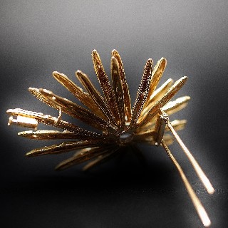 Broche "Mellerio" Or 18k massif avec Saphir Ceylan vers 1965.