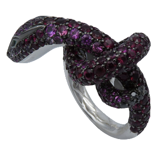 Bague Boucheron KAA "Le Serpent" Or gris 18k Rubis, Saphirs, Diamants.Taille 53.