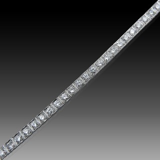 Bracelet ligne "Rivière" en or gris 18k  et platine vers 1965 avec 6,80 Cts de Diamants brillants Extrablancs.