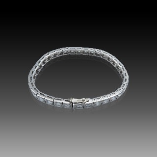 Bracelet ligne "Rivière" en or gris 18k  et platine vers 1965 avec 6,80 Cts de Diamants brillants Extrablancs.