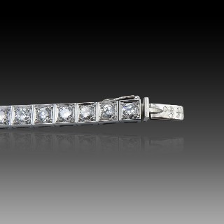 Bracelet ligne "Rivière" en or gris 18k  et platine vers 1965 avec 6,80 Cts de Diamants brillants Extrablancs.