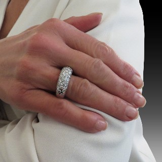 Bague Chaumet "Grains de Caviar" or gris 18k diamants 1,80 Cts. taille 53.