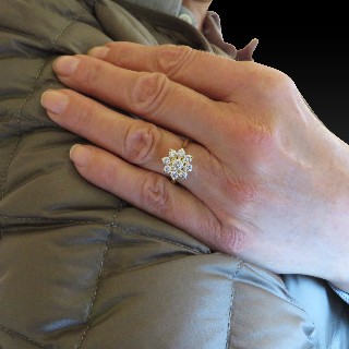 Bague entourage Or jaune 18K avec Diamants. Vers 2000. Taille 51