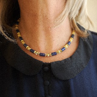 Collier Lalaounis Or 18k et Sodalites .Poids : 37.90 gr. Boite et Papiers