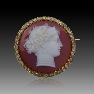 Broche vers 1890 en or 18K avec camée Agate et rose de diamants . Broche vers 1890 en or 18K avec camée Agate et rose de diamants .