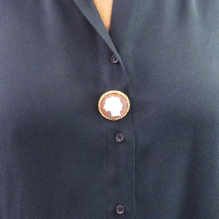 Broche vers 1890 en or 18K avec camée Agate et rose de diamants . Broche vers 1890 en or 18K avec camée Agate et rose de diamants .