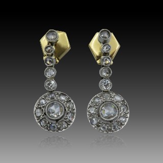 Boucles d'oreilles Pendantes en or 18k et Platine vers 1920 avec roses de diamant Boucles d'oreilles Pendantes en or 18k et Platine vers 1920 avec roses de diamant