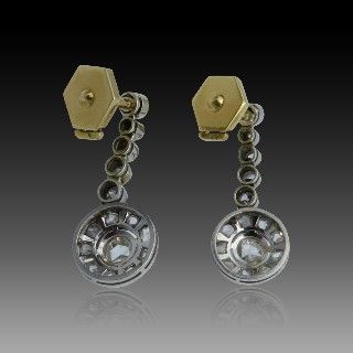 Boucles d'oreilles Pendantes en or 18k et Platine vers 1920 avec roses de diamant Boucles d'oreilles Pendantes en or 18k et Platine vers 1920 avec roses de diamant