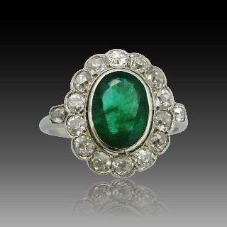 Bague "Marguerite" en Platine Emeraude et diamants .vers 1920 . Taille 53