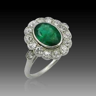 Bague "Marguerite" en Platine Emeraude et diamants .vers 1920 . Taille 53