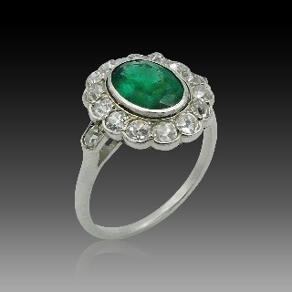 Bague "Marguerite" en Platine Emeraude et diamants .vers 1920 . Taille 53