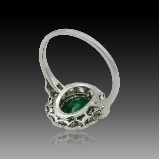 Bague "Marguerite" en Platine Emeraude et diamants .vers 1920 . Taille 53