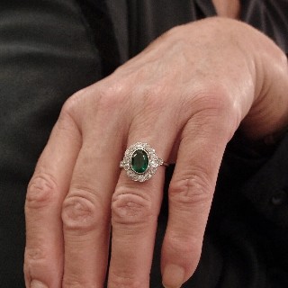 Bague "Marguerite" en Platine Emeraude et diamants .vers 1920 . Taille 53