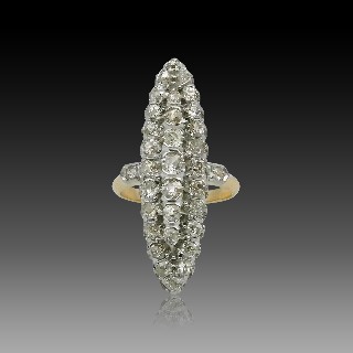 Grande Bague "Marquise" or jaune, platine et diamants total : 2 cts , vers 1910