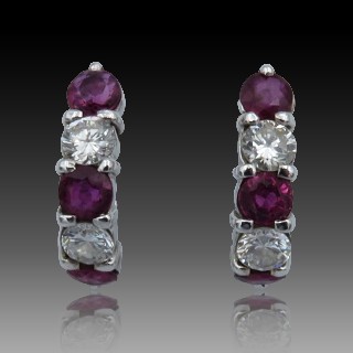 Boucles d'oreilles en Or gris 18k avec Rubis et Diamants brillants Boucles d'oreilles en Or gris 18k avec Rubis et Diamants brillants