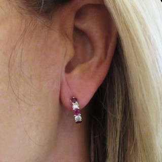 Boucles d'oreilles en Or gris 18k avec Rubis et Diamants brillants Boucles d'oreilles en Or gris 18k avec Rubis et Diamants brillants