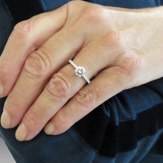 Solitaire en Or gris 18 Cts avec Diamant brillant 0.72 Cts D-VS1 + 0.21 Cts.