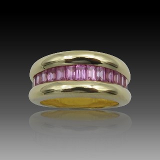 Bague Poiray "Cascade" Or jaune 18k avec Saphirs roses calibrés . Taille 49-50 .