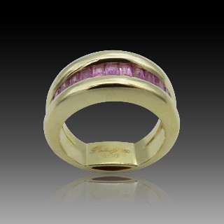 Bague Poiray "Cascade" Or jaune 18k avec Saphirs roses calibrés . Taille 49-50 .