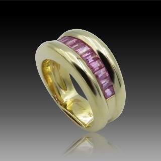 Bague Poiray "Cascade" Or jaune 18k avec Saphirs roses calibrés . Taille 49-50 .