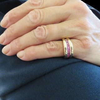 Bague Poiray "Cascade" Or jaune 18k avec Saphirs roses calibrés . Taille 49-50 . Bague Poiray "Cascade" Or jaune 18k avec Saphirs roses calibrés . Taille 49-50 .