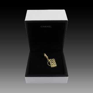 Pendentif Chanel Charms Sac de 2009 Or jaune 18k boite et facture d'origine Pendentif Chanel Charms Sac de 2009 Or jaune 18k boite et facture d'origine
